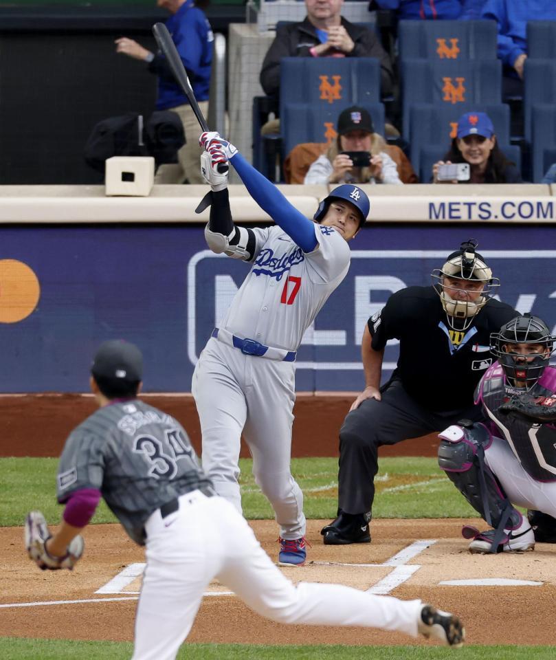 　メッツ戦の１回、千賀（手前）から18号となる先頭打者本塁打を放つドジャース・大谷（共同）