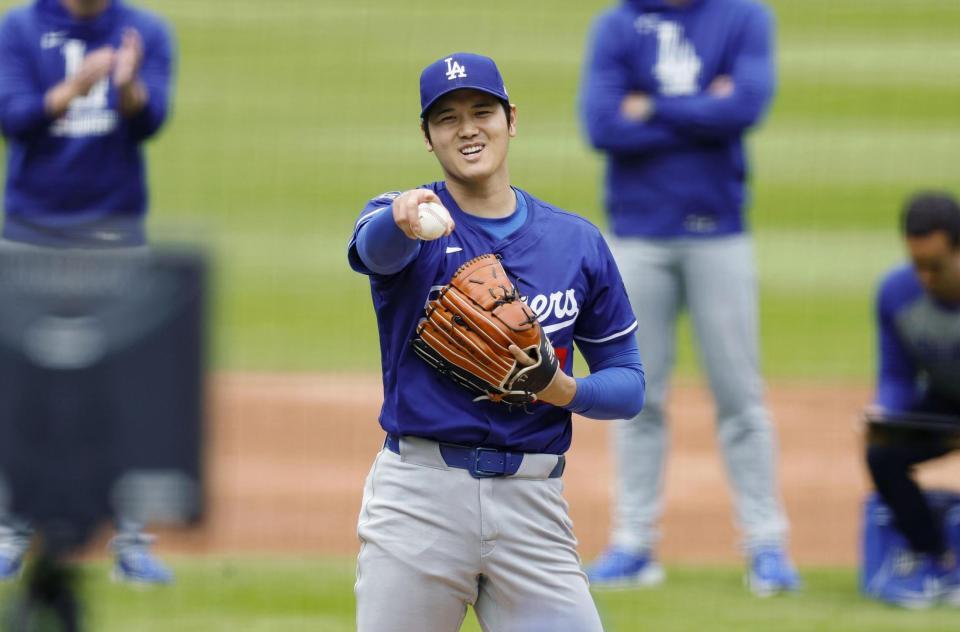 　実戦形式の練習に登板し、金慧成を投ゴロに仕留め笑顔のドジャース・大谷＝ニューヨーク（共同）