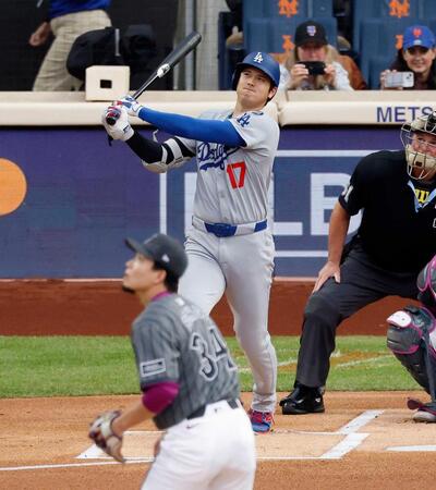 　１回、千賀（手前）から１８号となる先頭打者本塁打を放つ