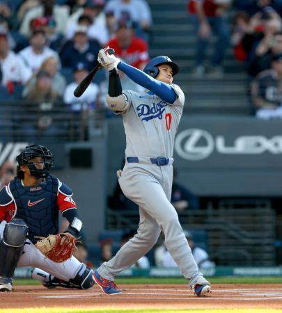 　ガーディアンズ戦の１回、２試合連続の先頭打者本塁打となる１９号を放つドジャース・大谷＝クリーブランド（共同）