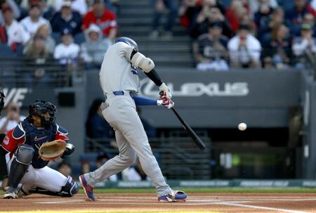 　１回、２試合連続の先頭打者本塁打となる19号を放つ大谷（共同）