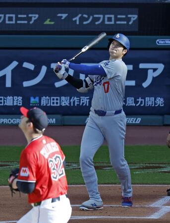 　１回、２試合連続の先頭打者本塁打となる19号を放つ大谷（共同）