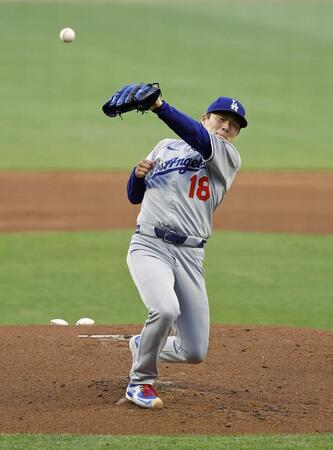 「ヨシがそんなに速いとは知らなかった」山本由伸のスーパーフィールディングに騒然　フリーマンが虚突かれたバントに猛ダッシュで…　現地メディアも絶賛