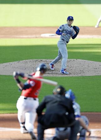 　２回、トーマスを空振り三振に仕留める山本（共同）