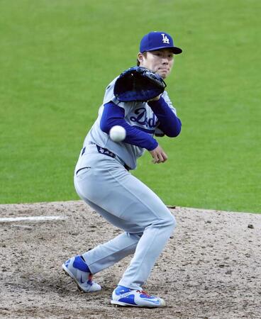 　５回、アリアスの打球に反応する山本（共同）