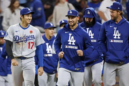 　ガーディアンズに勝利し、チームメートと喜ぶ大谷（17）＝共同