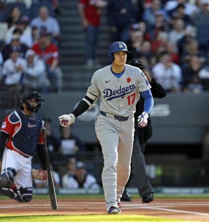 　１回、２試合連続の先頭打者本塁打を放ち、ゆっくりと走り出す大谷（共同）