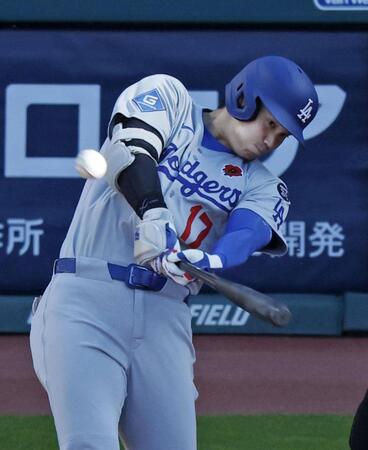 　１回、２試合連続の先頭打者本塁打となる19号を放つ大谷（共同）