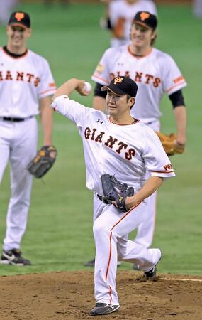 　巨人時代の菅野（手前）とマイコラス（後方右）