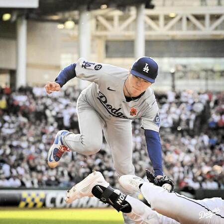 　好フィールディングを見せ、打者走者をアウトにした山本由伸（ロサンゼルス・ドジャース提供）