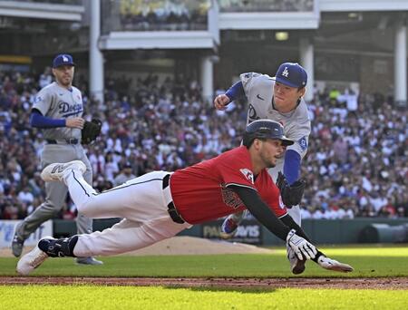 　３回、バントを捕球し、一塁に滑り込む打者走者を自らタッチアウトにする山本（ゲッティ＝共同）