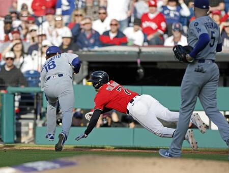 　３回、バントを捕球し、一塁に滑り込む打者走者を自らタッチアウトにする山本（18）＝共同