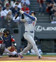 　１回、２試合連続の先頭打者本塁打となる19号を放つ大谷（共同）