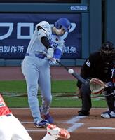 　１回、２試合連続の先頭打者本塁打となる19号を放つ大谷（共同）