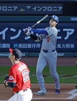 　１回、２試合連続の先頭打者本塁打となる19号を放つ大谷（共同）