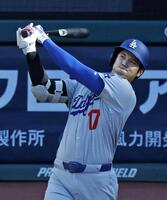　１回、２試合連続の先頭打者本塁打となる19号を放つ大谷（共同）