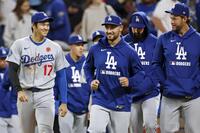 　ガーディアンズに勝利し、チームメートと喜ぶ大谷（17）＝共同