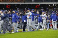 　ガーディアンズに勝利し、タッチを交わす大谷（17）＝共同