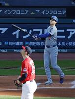 　１回、２試合連続の先頭打者本塁打となる19号を放つ大谷。投手ウィリアムズ（共同）