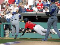 　３回、バントを捕球し、一塁に滑り込む打者走者を自らタッチアウトにする山本（18）＝共同