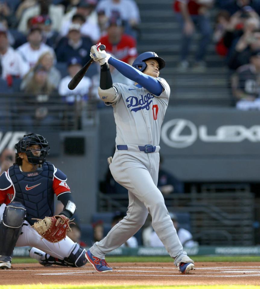 　１回、２試合連続の先頭打者本塁打となる19号を放つ大谷（共同）