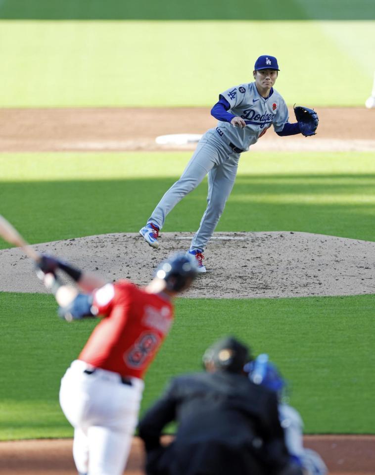 　２回、トーマスを空振り三振に仕留める山本（共同）