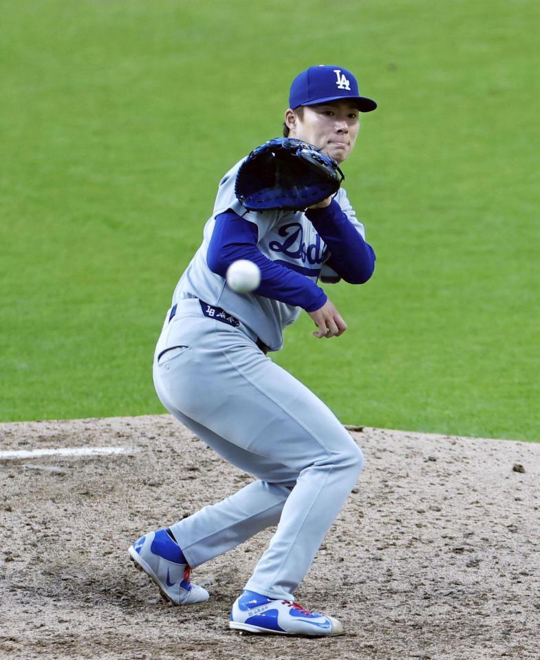 　５回、アリアスの打球に反応する山本（共同）