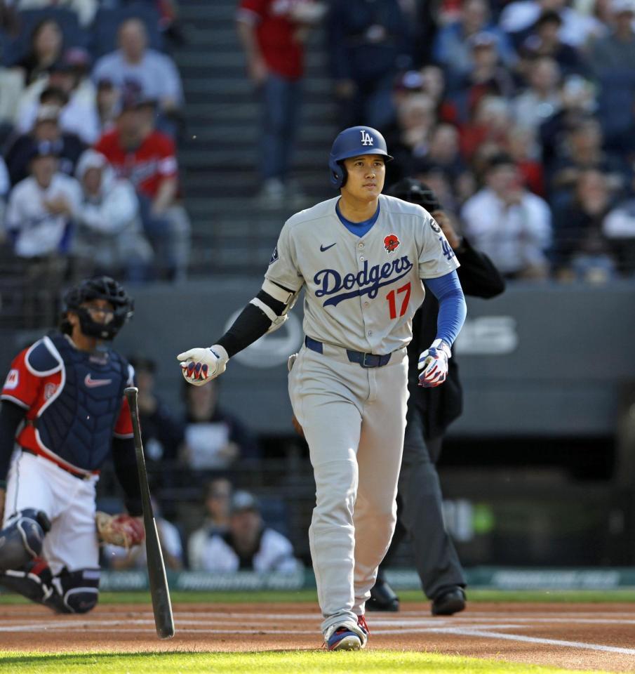 　１回、２試合連続の先頭打者本塁打を放ち、ゆっくりと走り出す大谷（共同）
