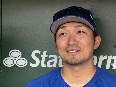 　週間ＭＶＰを受賞し、取材に応じるカブス・鈴木＝シカゴ（共同）