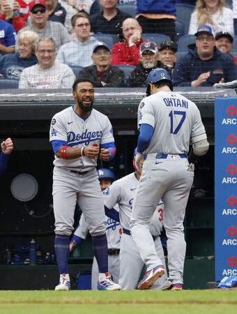 　４回、20号２ランを放ちＴ・ヘルナンデス（左）に祝福される大谷（共同）