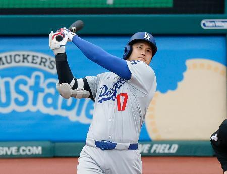 　ガーディアンズ戦の４回、３試合連続本塁打となる２０号２ランを放つドジャース・大谷。５年連続でシーズン２０本塁打をマークした＝クリーブランド（共同）