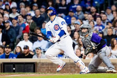 　ロッキーズ戦の３回、適時打を放つカブス・鈴木＝シカゴ（ゲッティ＝共同）