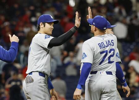 　ガーディアンズに勝利し、タッチを交わす大谷（共同）