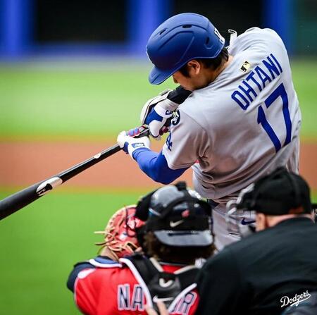 　４回、左翼へ２０号２ランを放った大谷（ロサンゼルス・ドジャース提供）