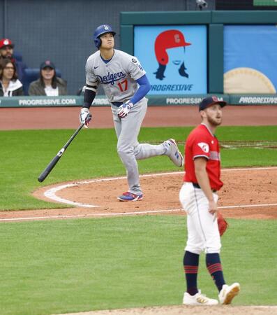 　４回、３試合連続本塁打となる20号２ランを放つ大谷（共同）