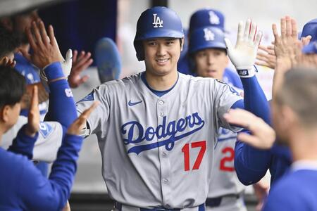 　４回、20号２ランを放ちベンチで喜ぶ大谷（ゲッティ＝共同）