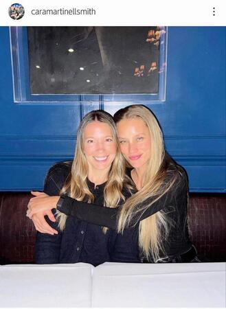 　ベリンジャーの妻・チェースさん（右）とカラさん。カラさんのインスタグラム（ｃａｒａｍａｒｔｉｎｅｌｌｓｍｉｔｈ）より