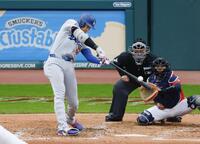 　４回、３試合連続本塁打となる20号２ランを放つ大谷（共同）