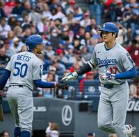 　４回、２０号２ランを放ち、ベッツ（左）とタッチを交わす大谷（ロサンゼルス・ドジャース提供）