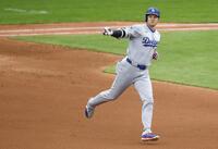 　４回、２０号２ランを放ち塁を回る大谷（提供・共同通信社）