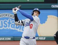 　４回、３試合連続本塁打となる20号２ランを放つ大谷（共同）