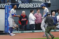 　４回、20号２ランを放ちＴ・ヘルナンデス（左）に祝福される大谷（共同）