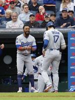 　４回、20号２ランを放ちＴ・ヘルナンデス（左）に祝福される大谷（共同）