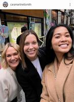 　左からトリシアさん、カラさん、クリステンさん。カラさんのインスタグラム（ｃａｒａｍａｒｔｉｎｅｌｌｓｍｉｔｈ）より