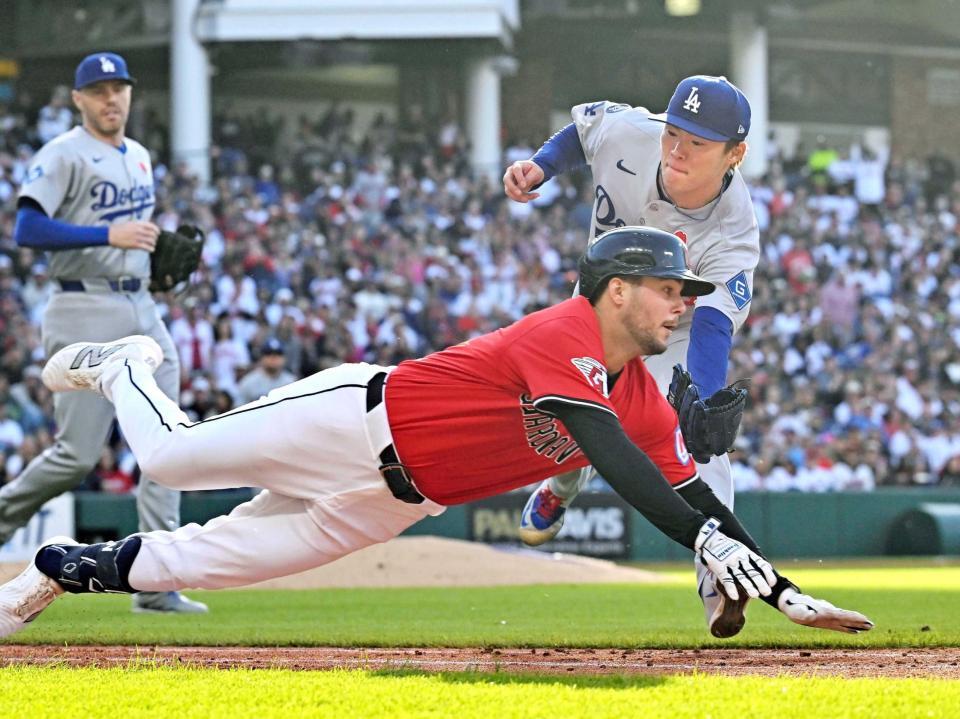 　３回、バントを捕球し、自らタッチアウトにする山本（ゲッティ＝共同）