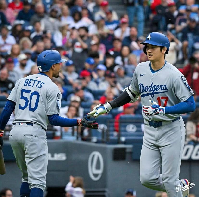 　４回、２０号２ランを放ち、ベッツ（左）とタッチを交わす大谷（ロサンゼルス・ドジャース提供）