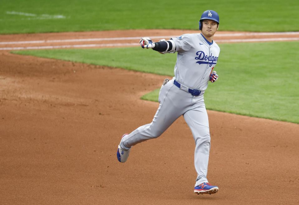 　４回、２０号２ランを放ち塁を回る大谷（提供・共同通信社）