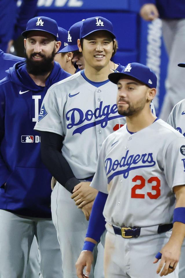 　ガーディアンズに勝利し、笑顔を見せる大谷（共同）