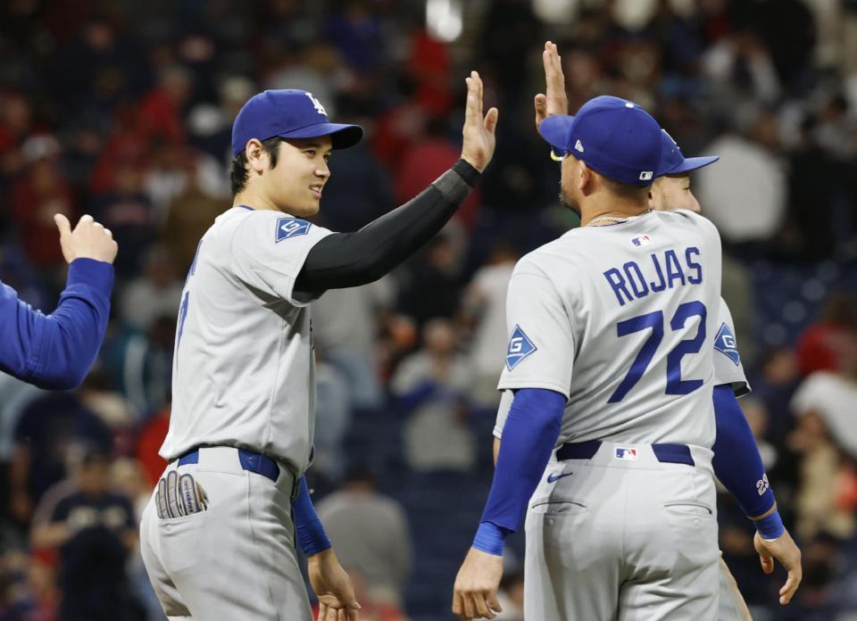 　ガーディアンズに勝利し、タッチを交わす大谷（共同）