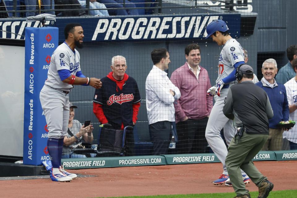 　４回、20号２ランを放ちＴ・ヘルナンデス（左）に祝福される大谷（共同）